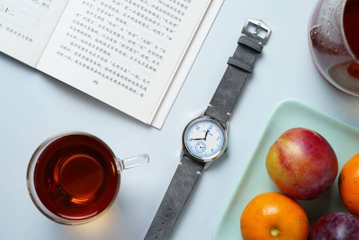 El Porcelain Odyssey combina elementos de diseño y artesanía Chinos, como las esferas de porcelana al estilo de la cerámica tradicional China. Utiliza un movimiento producido por la Dandong Peacock Watch Factory, el SL-3006, ajustable en cinco posiciones y con una variación diaria que no excede +/- 10 segundos. 