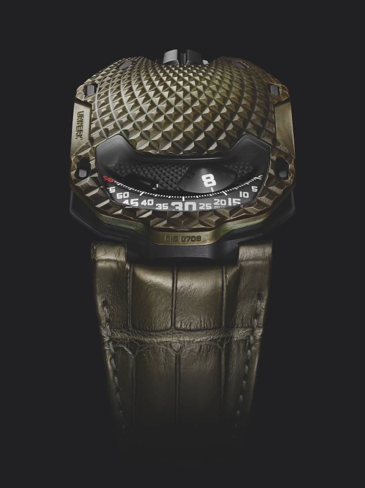 URWERK UR-105M TRINITY Suiza, 2023 Bronce pintado a mano y fondo de titanio con PVD negro Edición limitada: 1/1 Ref. No. V15 0708 Incluye material óseo original de T. rex de TRX-293 TRINITY Reserva de marcha: 42 horas Se entrega con caja original y documentación 39,5 × 53 × 16,8 mm