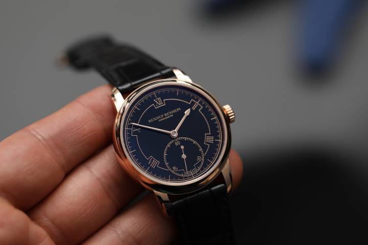 El Chronomètre Contemporain. Traditional Black Enamel Grand Feu en chapa de oro de 18 quilates 5N e impresión de índices en la versión Red Gold 5N; esmalte blanco al Grand Feu con estampado azul para la versión Platinum.