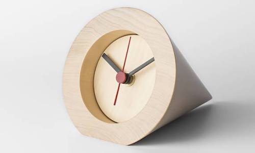 Presentando a Søren Henrichsen, y sus relojes modernistas hechos de madera