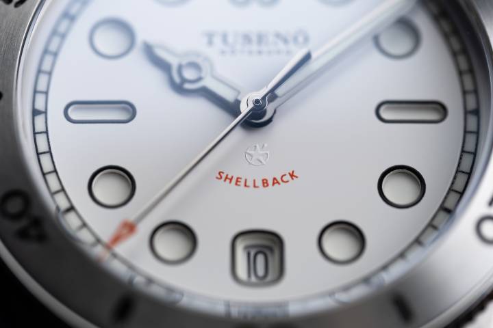 El Tusenö Shellback presenta una esfera tipo sándwich y generosas cantidades de Super-LumiNova.