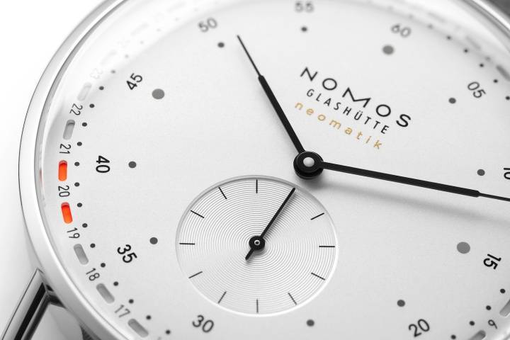 El calibre neomatik DUW 6101 se produce internamente y ha llevado a la creación de un indicador de fecha especial exclusivo de NOMOS Glashütte que muestra todo el mes de un solo vistazo.