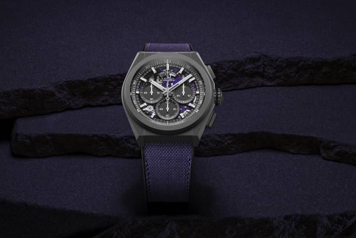 Con el Defy 21 Ultraviolet, Zenith decidió dar a su calibre cronógrafo El Primero 21, que late a una frecuencia récord de 50 Hz, un cambio de color morado. El púrpura es el color con la frecuencia más alta: más allá de eso, solo hay luz ultravioleta invisible...