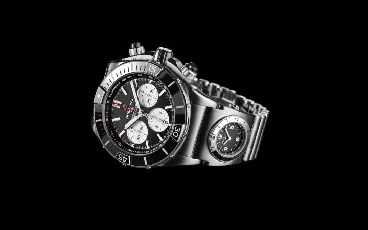 Inspirada en el reloj Frecce Tricolori creado por Breitling para los pilotos de la Patrulla Acrobática de la Fuerza Aérea Italiana en 1983, la nueva línea Super Chronomat está destinada a convertirse en un pilar de la marca encabezada por Georges Kern.