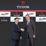 Pierre Fillon, Presidente del Automobile Club de l'Ouest (ACO), izquierda, y Philippe Peverelli, Director General de Montres Tudor SA.