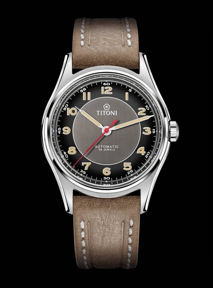 Heritage Series (Ref. 83019 S-ST-638) La forma de la tipografía de los numerales también refleja la tendencia de principios de la década de 1950. La manecilla roja de los segundos proporciona el acento final perfecto.