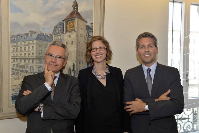 De izquierda a derecha : Heinz Forrer, Presidenet de Vacheron Constantin Suiza, Charlotte Mailler, « Art en Vieille Ville » y Julien Marchenoir, director de Marketing y Patrimonio de Vacheron Constantin