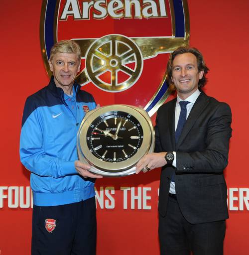 Arsène Wenger (izquierda) con Bruno Grande (derecha), COO de JeanRichard