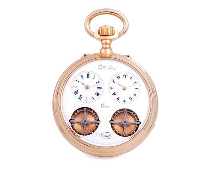 LOT 281 es una joya de la mecánica relojera. El reloj de bolsillo de oro rosa de 18 quilates firmado Lattes Frères Genève data de alrededor de 1880 y combina dos movimientos independientes con dos volantes independientes. El reloj indica a la izquierda en números romanos la hora sideral (la hora indicada por el movimiento de los planetas y la observación de las estrellas) ya la derecha en números turcos la hora del observatorio, el lugar de referencia. La pieza está en casi perfectas condiciones.