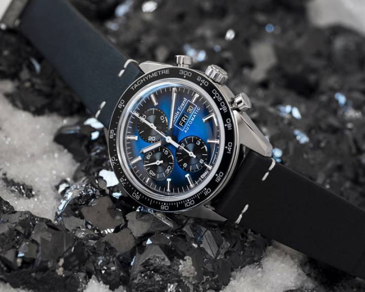 La Sportive Chronograph en titanio grado 5, con esfera azul y contadores negros para una óptima legibilidad