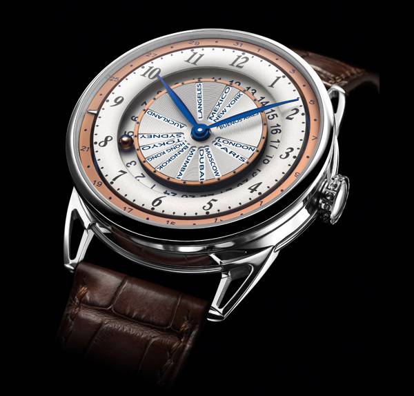 DB25 WORLD TRAVELLER por De Bethune: Las diferentes zonas horarias, que irradian hacia fuera del centro de la esfera, se ajustan a través de un pulsador a las 8 en punto, que avanza hacia la derecha el disco de ciudades, una hora cada vez. El tiempo en la primera zona horaria de 24 horas, o el tiempo de referencia, se indica mediante misteriosas «microesferas», que parecen flotar alrededor de su pista. La esfera se puede ajustar en ambas direcciones a través de la corona, y gira a las 6 a.m. y 6 p.m. para mostrar tanto su frente en oro rosa, para el día, o su respaldo en acero azulado, por la noche. La hora local se indica mediante agujas azuladas. La fecha se lee desde el disco exterior por un puntero de salto, que es fijado por un ajustador a las 10 horas.