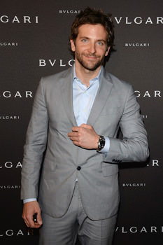 Bradley Cooper luciendo un reloj de Bulgari