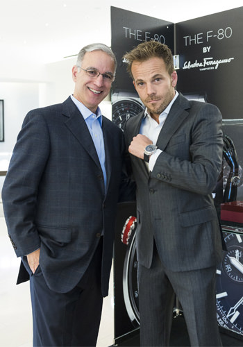 Stephen Dorff mostrando su Reloj F-80 de Salvatore Ferragamo Timepieces