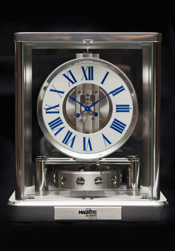 Atmos de Jaeger-LeCoulte grabado con el logo de Les Magritte