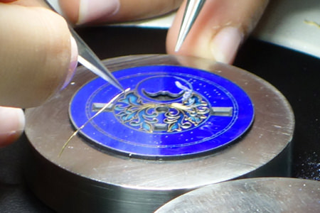 Preparando una esfera en esmalte cloisonné