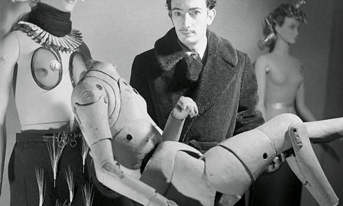 Una foto de Salvador Dali por Denise Bellon © Les Films de l'Équinoxe Fonds Photographique Denise Bellon y Salvador Dalí, Fundació Gala-Salvador Dali, DACS, 2014.
