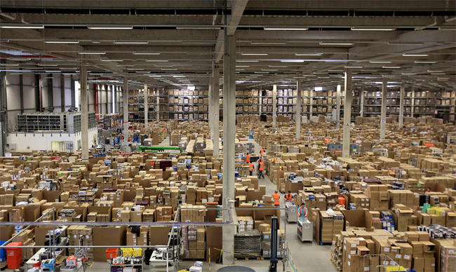 Interior del centro de expedición de Amazon 