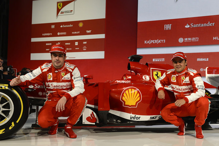 Los pilotos de Ferrari Fernando Alonso y Felipe Massa con el nuevo F138 presentado la semana pasada