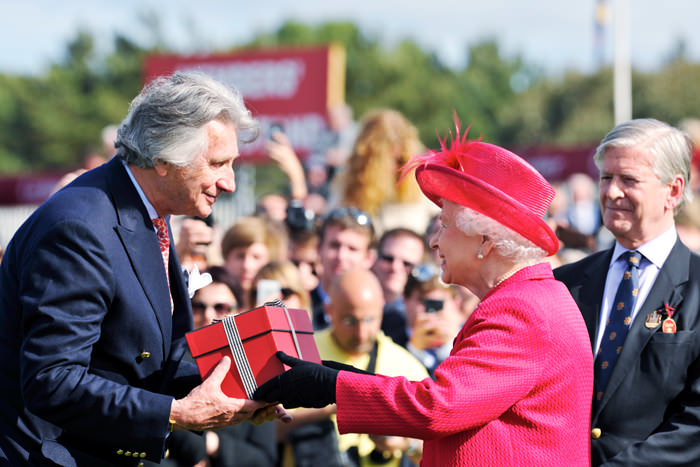 La Reina haciendo entrega del Premio al Sr Arnaud M. Bamberger 