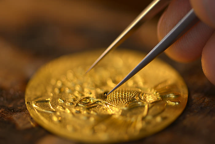 Un Artesano de Cartier trabajando en el Panther con Granulation Dial © Cartier