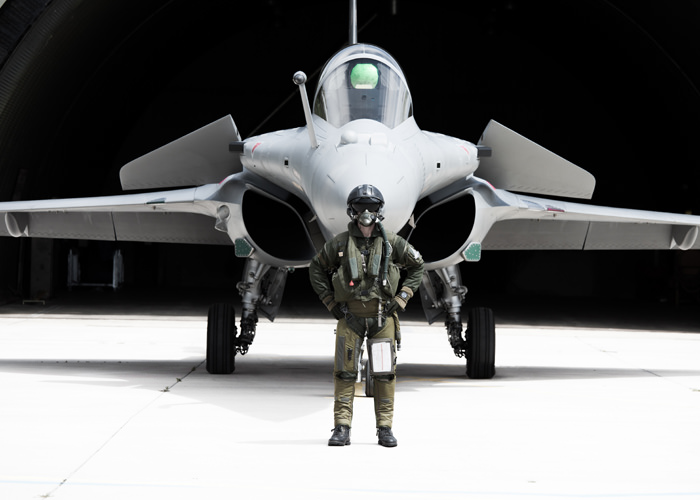 Un piloto de rafale llevando un reloj BR 03 de Bell & Ross