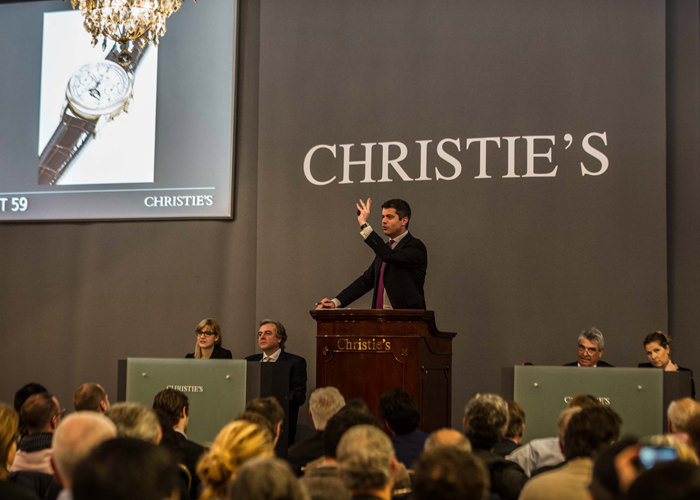 Thomas Perazzi, Especialista Senior en el departamento de relojes de Christie's, subastando el lote principal de la velada, la ref. 2499 oro rosa por 2.629.000 SFr.