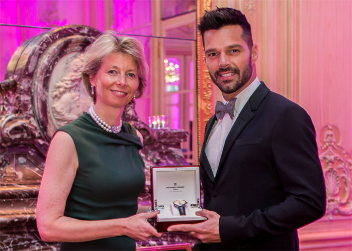 Aletta Stas entregando a Ricky Martin su propio reloj Frédérique Constant
