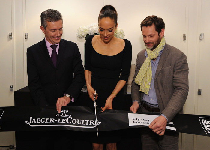 Carmen Chaplin corta la cinta del Musée de l'Elysée con el CEO de Jaeger-LeCoultre Daniel Riedo e el Director del Museo Sam Stourdzé