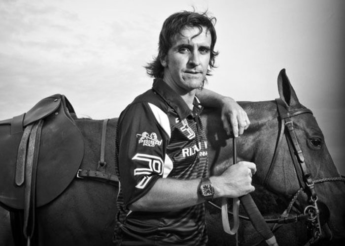 Un jugador de polo llevando un reloj Richard Mille