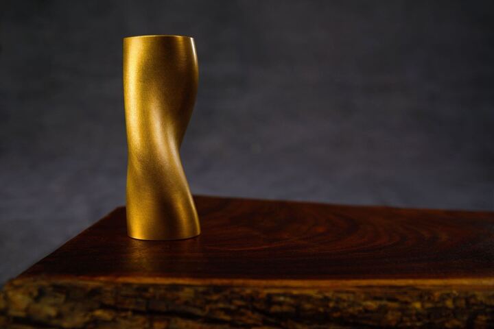 Esta pieza de bronce fundido es la representación material de la curva necesaria para traducir, con ayuda de una leva, el tiempo incremental absoluto (medido por el péndulo de torsión) en tiempo solar, dependiente este último de la órbita y de la inclinación de la Tierra.