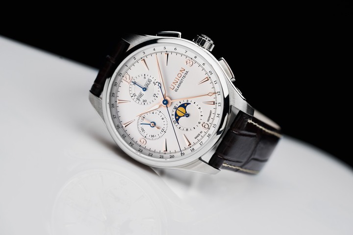 Este cronógrafo de fase lunar de Belisar con la elegancia característica del “estilo Glashütte”.