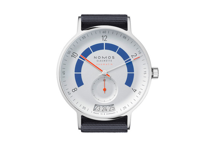 NOMOS Autobahn neomatik 41 date en un deportivo gris