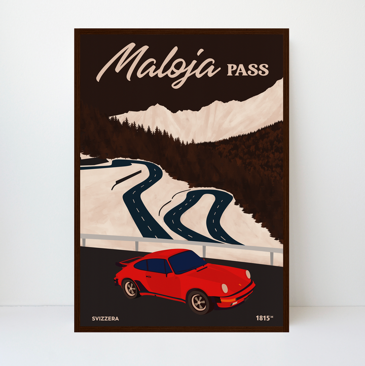 Maloja Pass, Porsche 911: “Llegando desde Italia, el Maloja Pass es la puerta de entrada a la Alta Engadina, donde se encuentra la histórica localidad de St. Moritz, la cuna del turismo de invierno en los Alpes, los lagos cristalinos de Silvaplana y Sils. Maria y Piz Bernina, el pico más oriental de los Alpes con más de 4.000 metros. Posiblemente veas la Serpiente de Maloja: un estrecho banco de nubes que emerge ocasionalmente a lo lejos del lago de Como, deslizándose por la muesca del paso para descender misteriosamente al valle de Engadina, donde envuelve el paisaje con un velo algodonoso casi irreal. La obra de arte muestra el Porsche 911 de segunda generación, presentado en 1974, mientras sortea las curvas finales de la ladera occidental del paso de Maloja”.