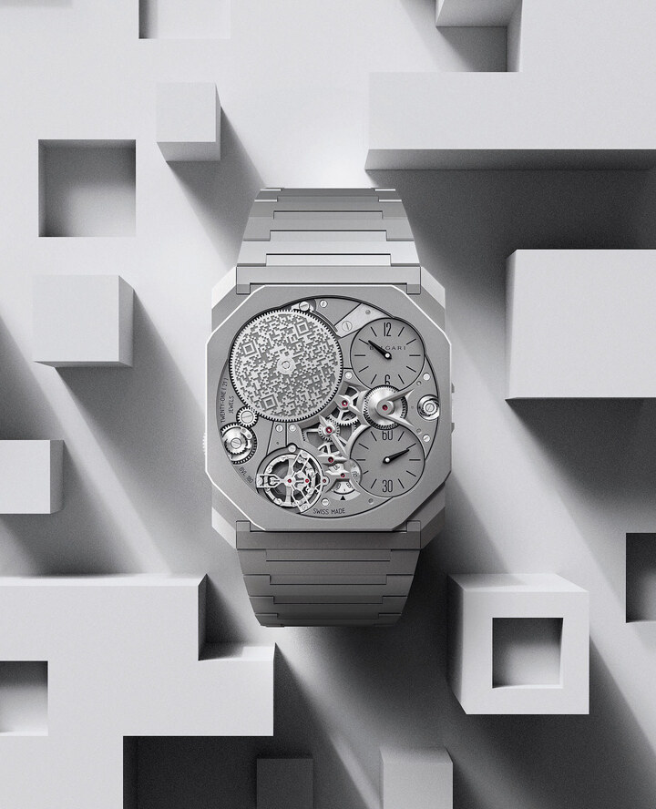 El Octo Finissimo Ultra utiliza el fondo de caja como platina principal en la que se integran los 170 componentes del BVL Calibre 180. El volumen de los eslabones de la pulsera también tuvo que ser repensado por completo; Con un grosor de 1,80 mm, combinan a la perfección con la delgadez de la caja, pero son dos veces más finos que un brazalete Octo Finissimo estándar. Además, el cierre desplegable tuvo que ser rediseñado según nuevos parámetros.