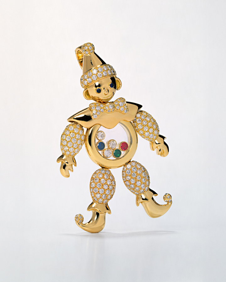 Diseñado por Caroline Scheufele y la primera joya lanzada por Chopard en 1985, el Happy Clown tiene extremidades articuladas y diamantes flotantes en su interior.
