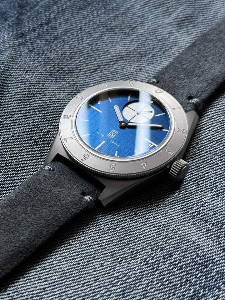El Cedric Bellon CB01 Ti 14600 está fabricado con titanio reciclado a partir de restos de otras producciones. Tiene una esfera de acero reciclado y está equipado con un movimiento ETA reacondicionado. Disponible en cinco atrevidos colores.