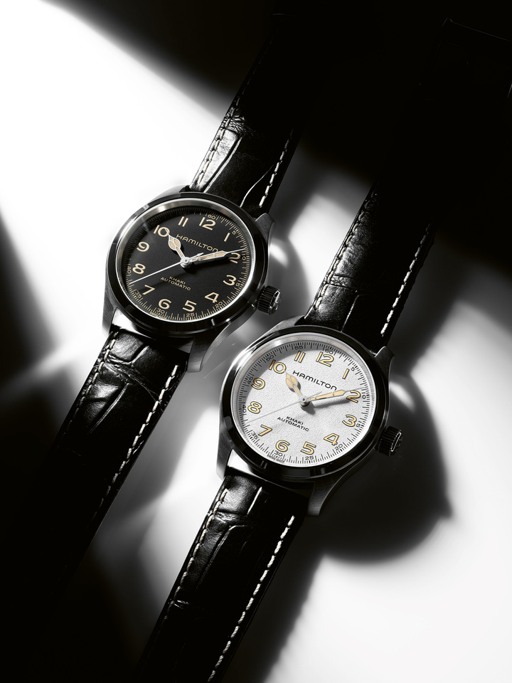 Hamilton ofrece dos nuevas variantes del Khaki Field Murph 38 mm: una esfera blanca nítida con correa de cuero negra, así como la esfera negra original ahora combinada con una pulsera de acero inoxidable.